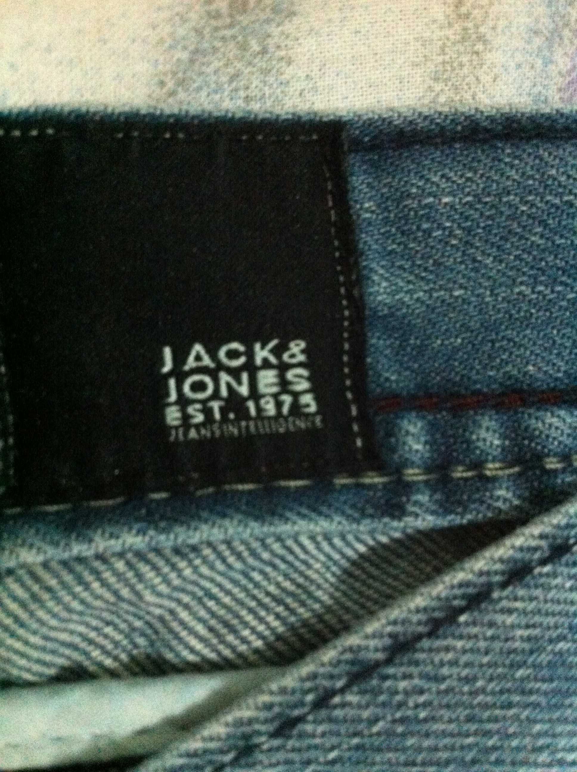 Jeans Men original Jack Jones -- Banii merg la un baiat bolnav .