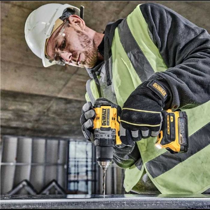 Акумулаторен винтоверт  с безчетков двигател с 2 батерии и зарядно