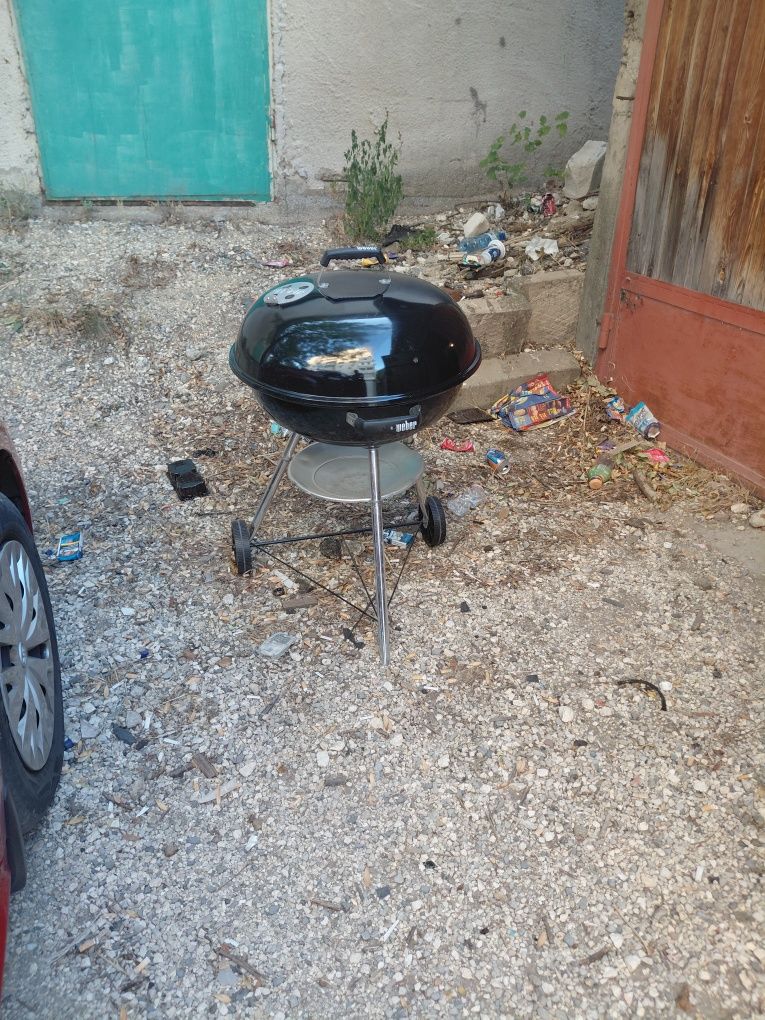 Барбекю на дървени въглища Weber