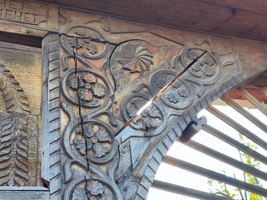 Vând poartă sculptată secuiască