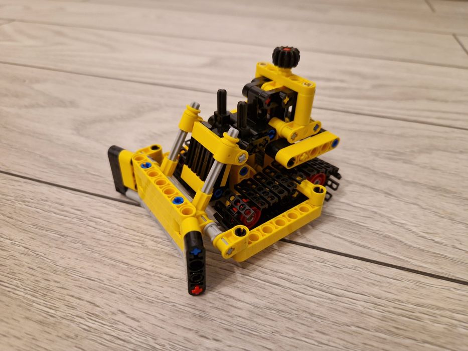 LEGO Technic: Buldozer de mare capacitate 42163, 7 ani+, 195 piese