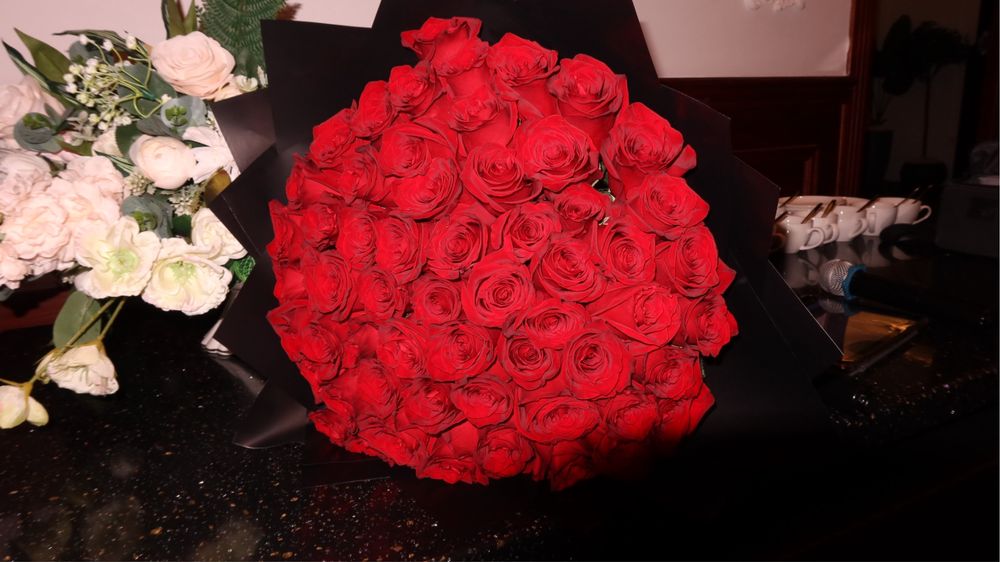 Букет был получен  04.12,прошёл  только один день.Красныерозы65-70 см