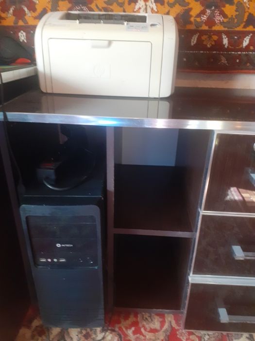 Компютер и кресло и принтер