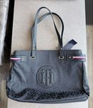 Чантата Tommy Hilfiger
