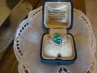 SUPERB -inel aur alb 14kt,cu smaralde lacrima si diamante-oferta