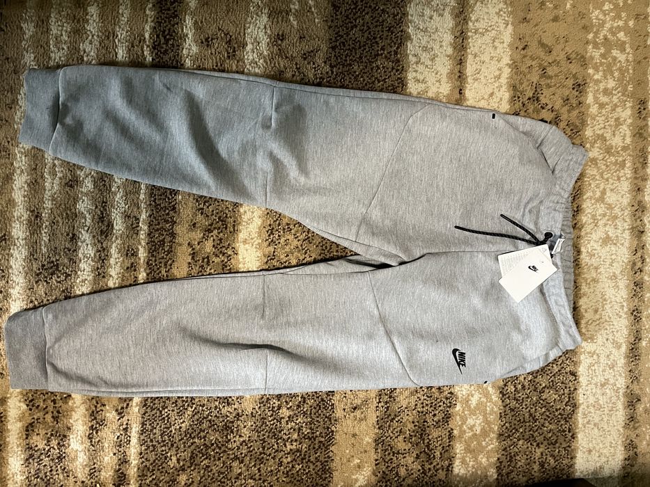 pantaloni nike tech