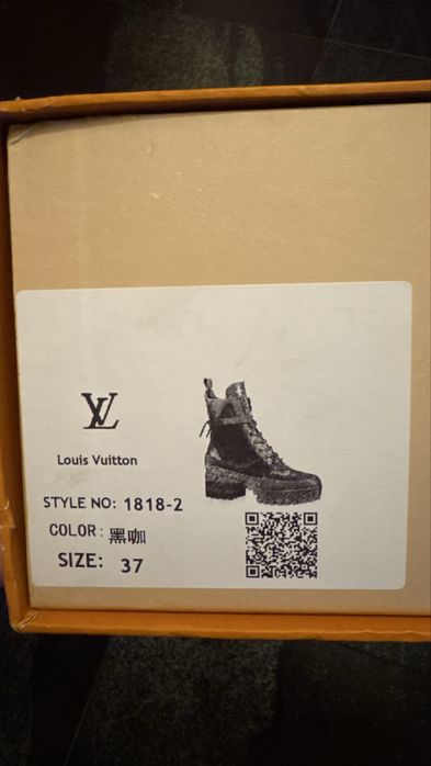 Vand ghete Louis Vuitton noi