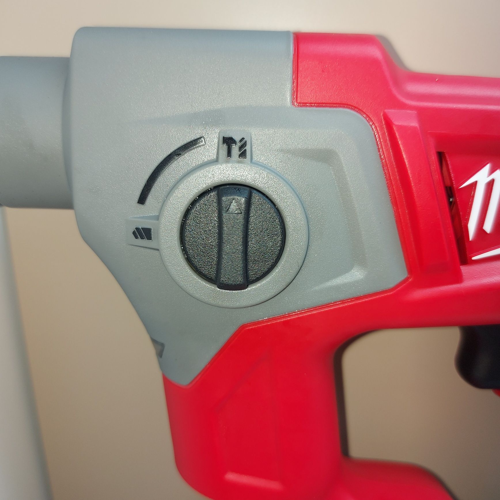 ПРОМОЦИЯ.Акумулаторен перфоратор Milwaukee M12 CH-0 соло