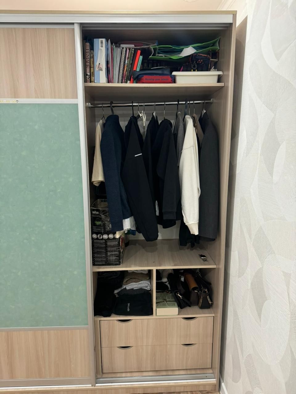 Продается в комплекте Шкаф - Купе и Стол. 

Современный и функциональн