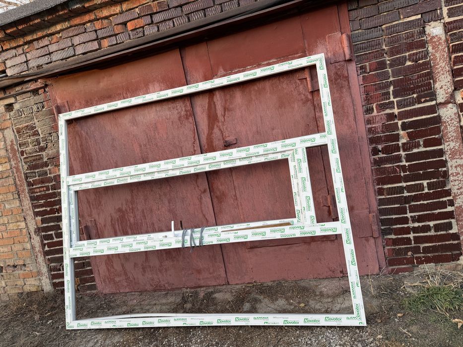 Пластиковая перегородка с дверным проёмом