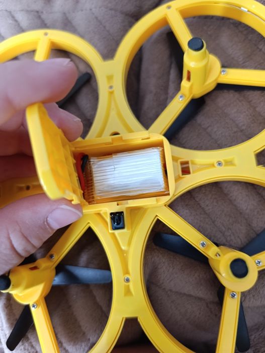 Tracker 2.4GHz дрон на руке