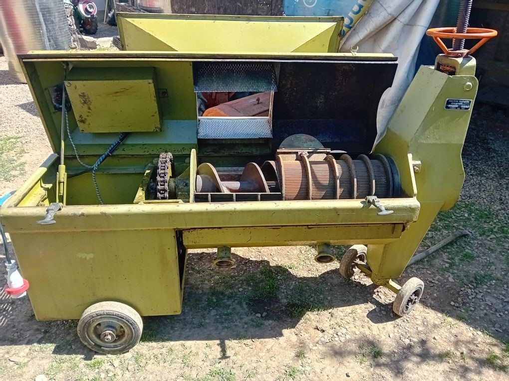 Presă de struguri funcțională marca Marelli