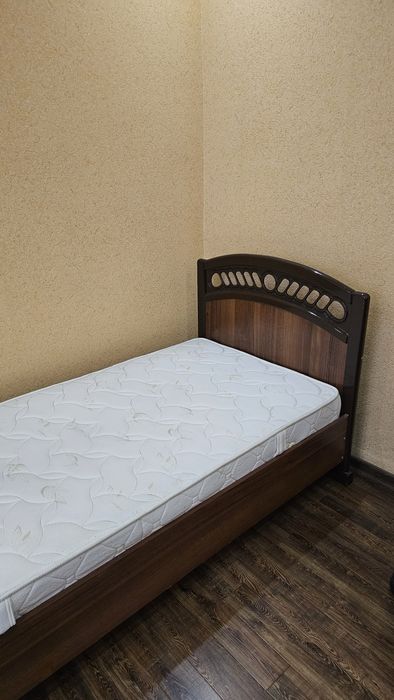 Односпальная кровать с матрасом