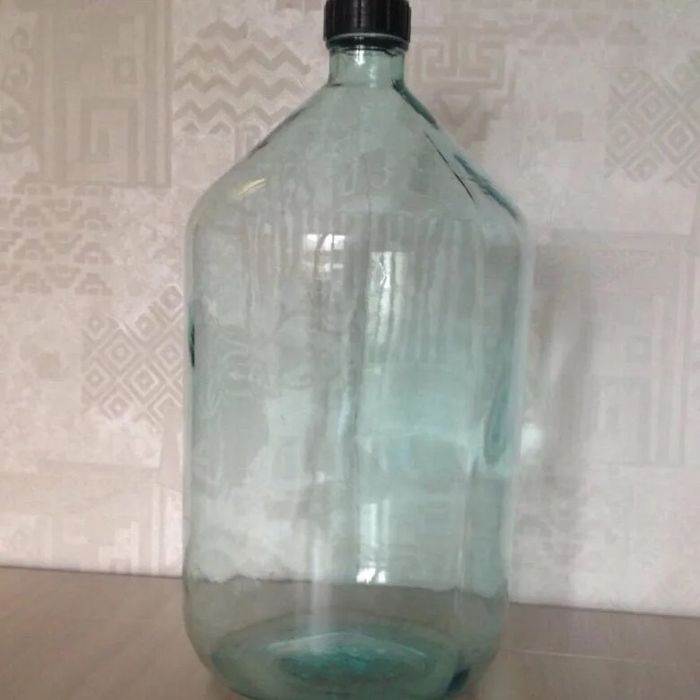 Продам бутыль 20 литров