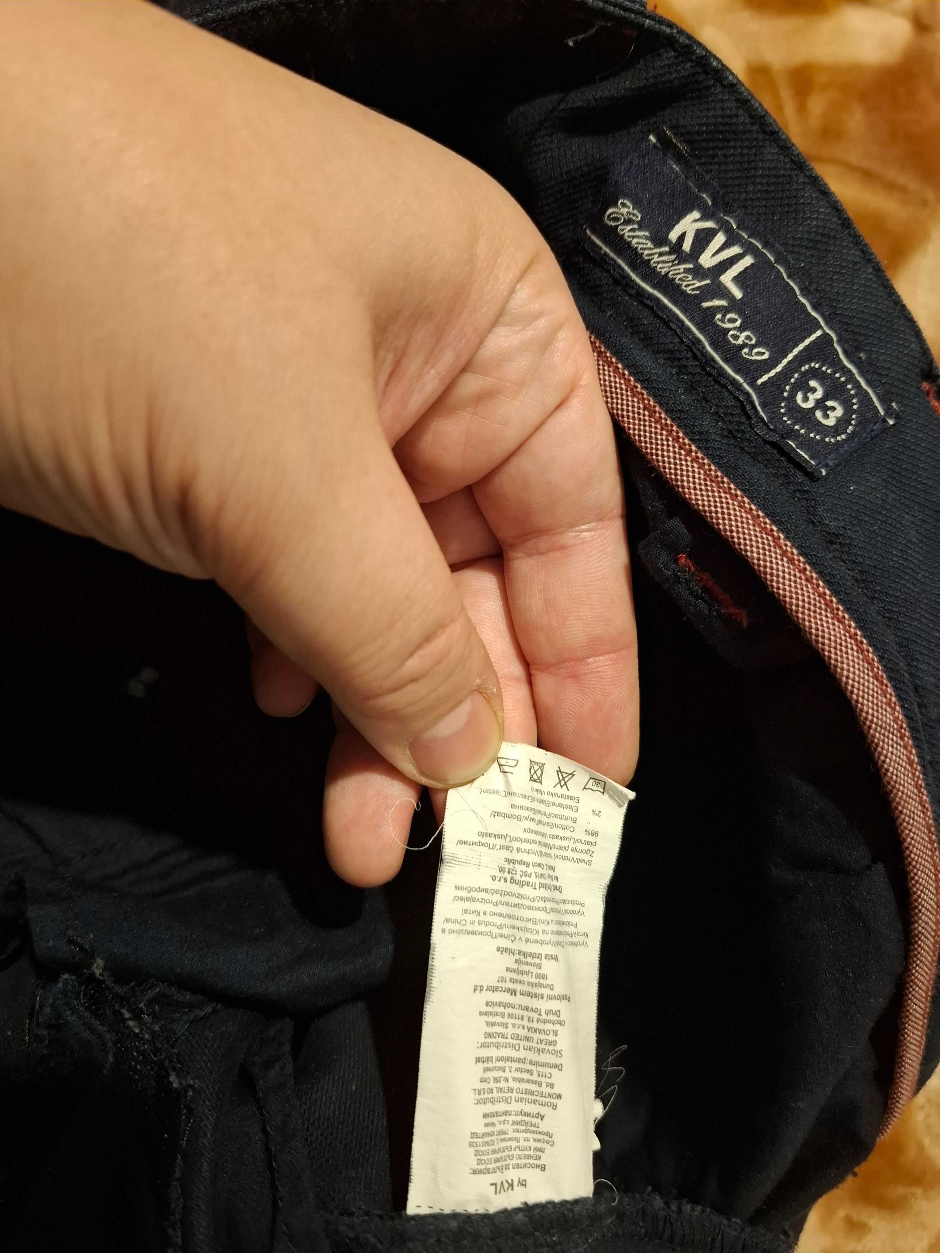 Pantaloni tip jeans