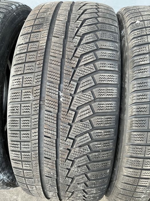 4 бр. зимни гуми 235/45/19 Hankook DOT 1718 4-4,5 mm