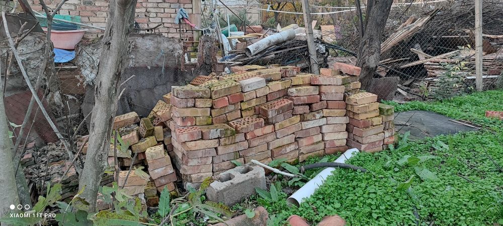 Подарявам тухли единички