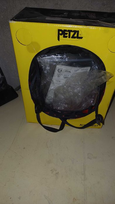 Продавам защитна каска Petzl