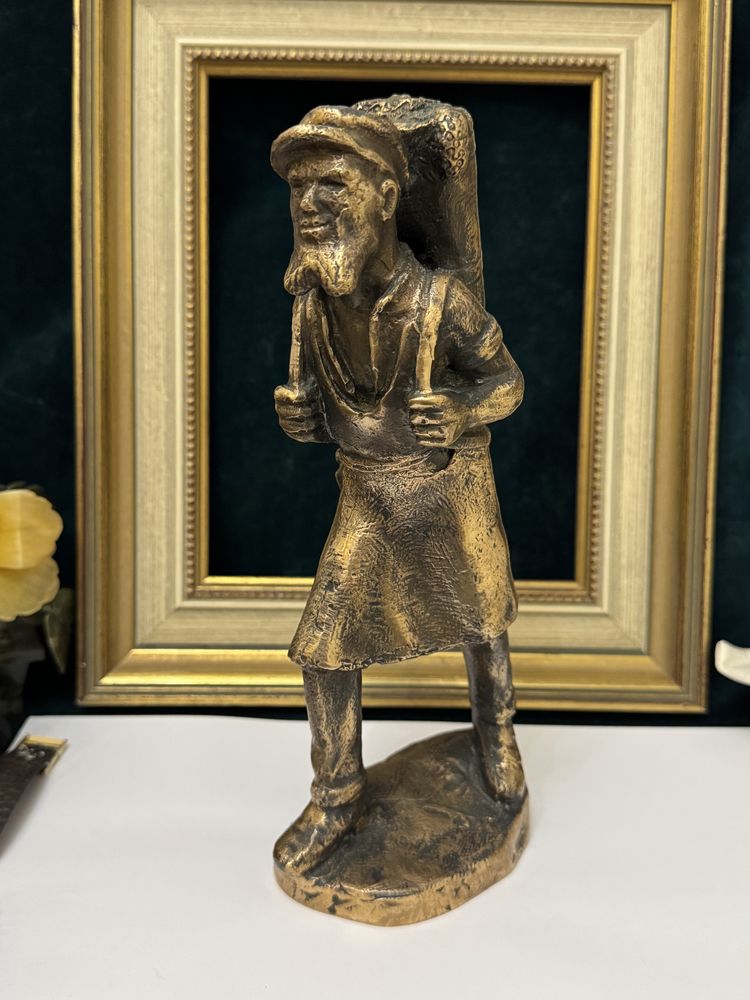 Statue bronz, semnata. Statueta veche.
