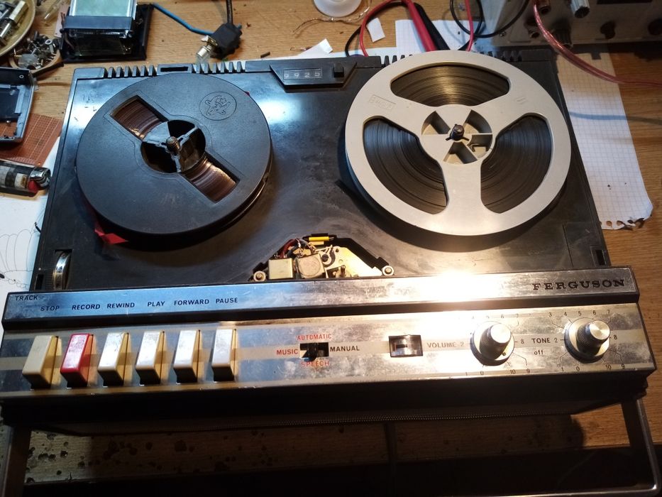 Vând magnetofon pentru piese de schimb-Ferguson 3245