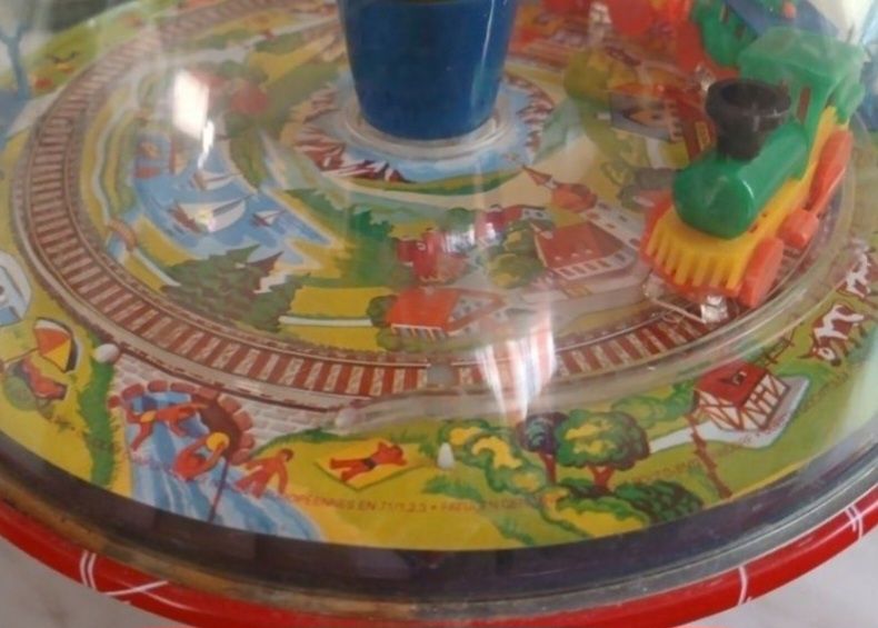 Jucărie veche. Obiectul din imagine este o jucărie tip titirez cu tren