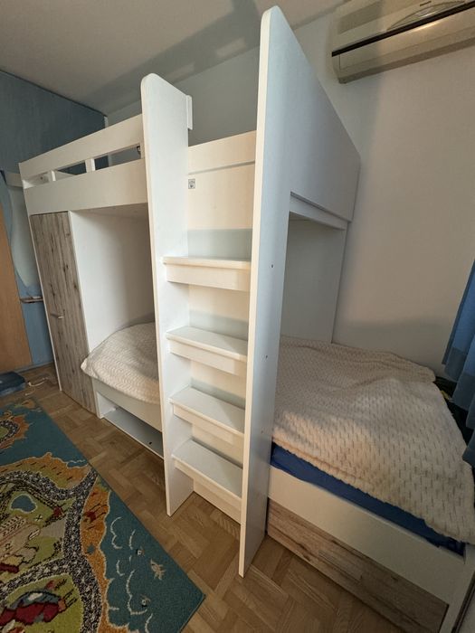 Двуетажно легло с гардероб