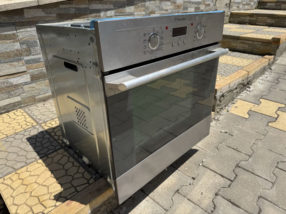 Работеща готварска печка фурна за вгражфане Electrolux EOB33100X