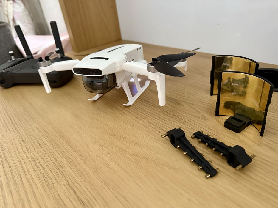 Drona FIMI X8 Mini V2 folosită ocazional + accesorii (sub 250 g)