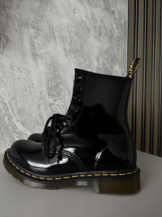 Лачени боти Dr. Martens