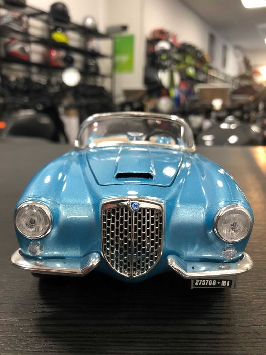 BBURAGO метална колекционерска количка  LANCIA AURELIA 1:18 НОВА
