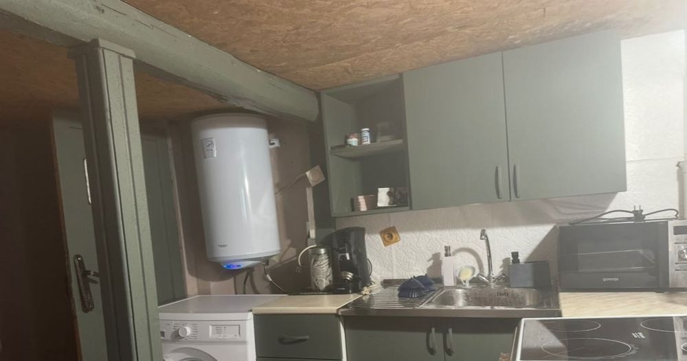 Две къщи в един двор в района на Хуманитарна Гимназия