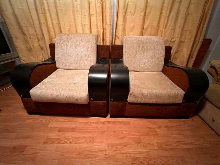 Vând 2 fotolii din lemn masiv + colțar