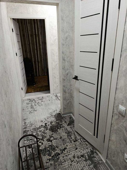 Продаётся 1-комнатяная переделанная в 2-х квартира на Олмос махалле