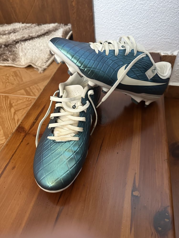 Чисто нови бутонки NIKE