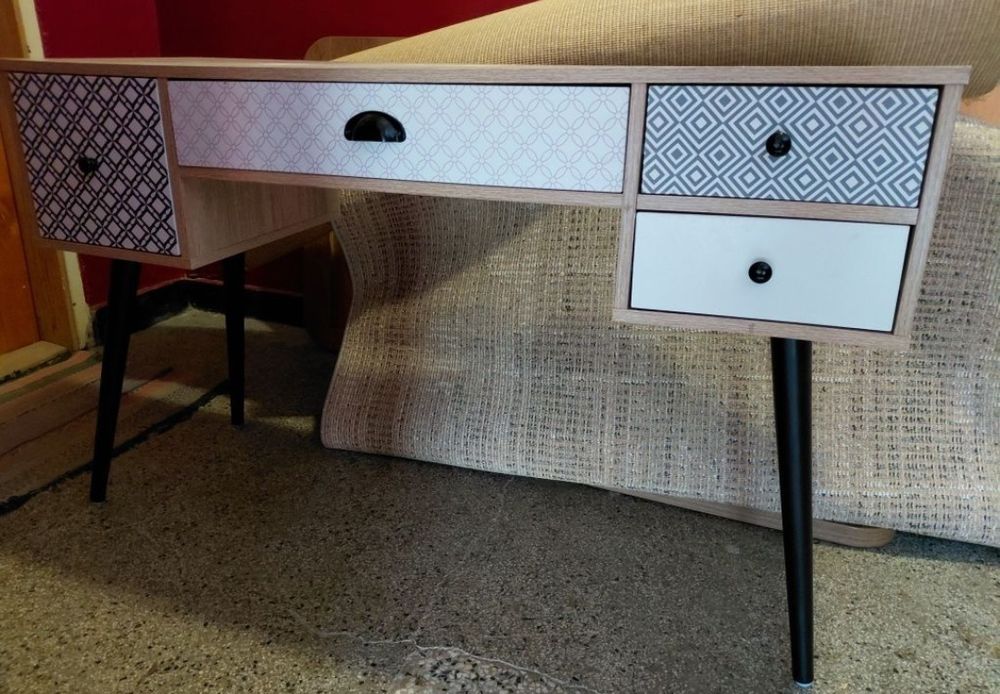 Конзола със стол