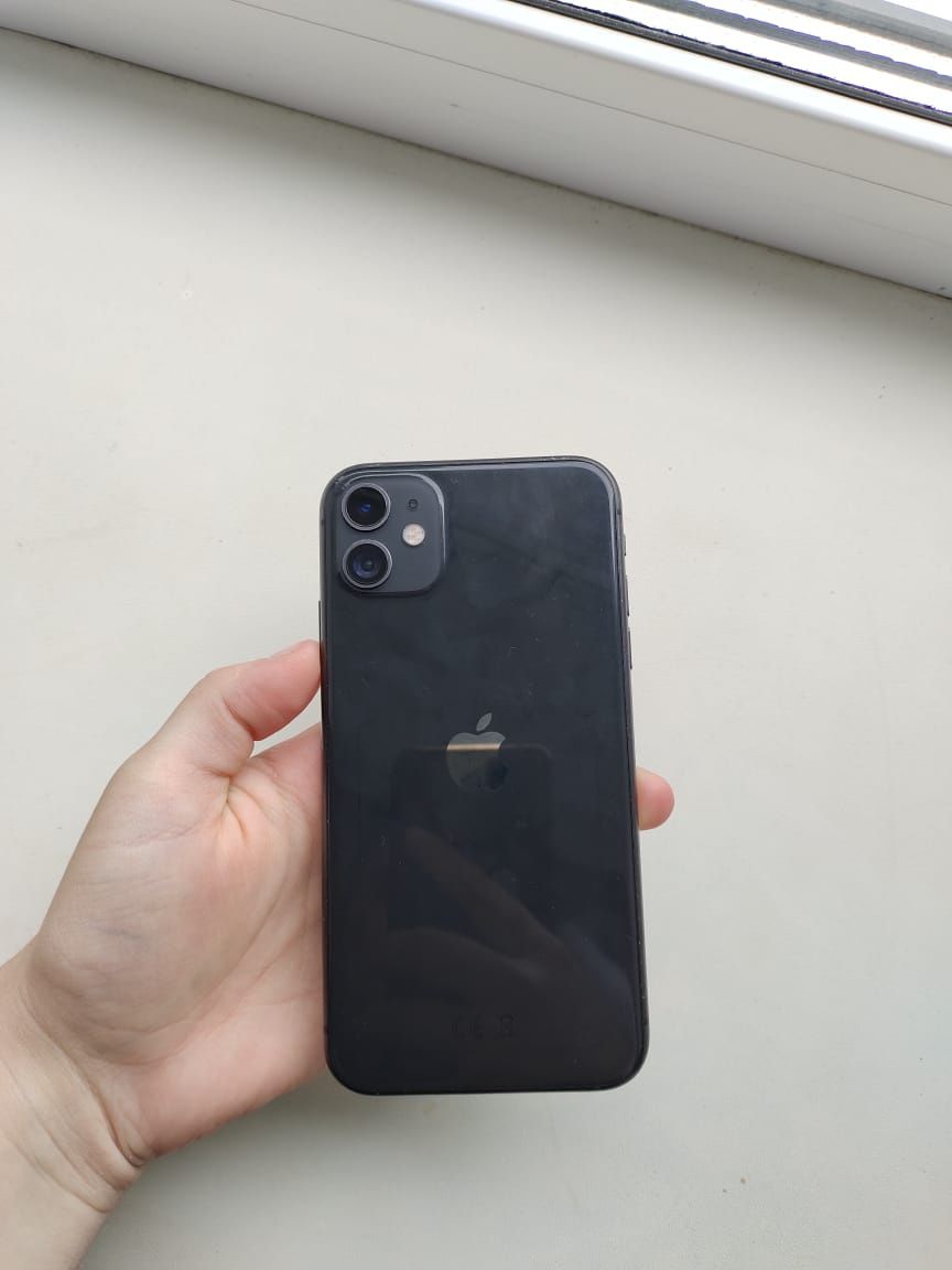 iPhone 11, в комплекте идут 4-чехла и защитное стекло