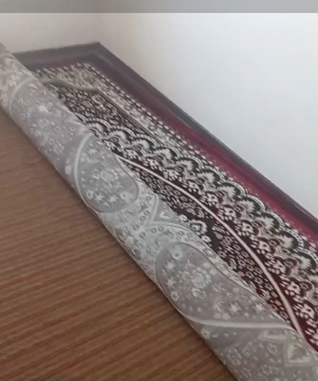 Gilamning xolati yaxshi razmeri 5×3 yaxwi xolatda