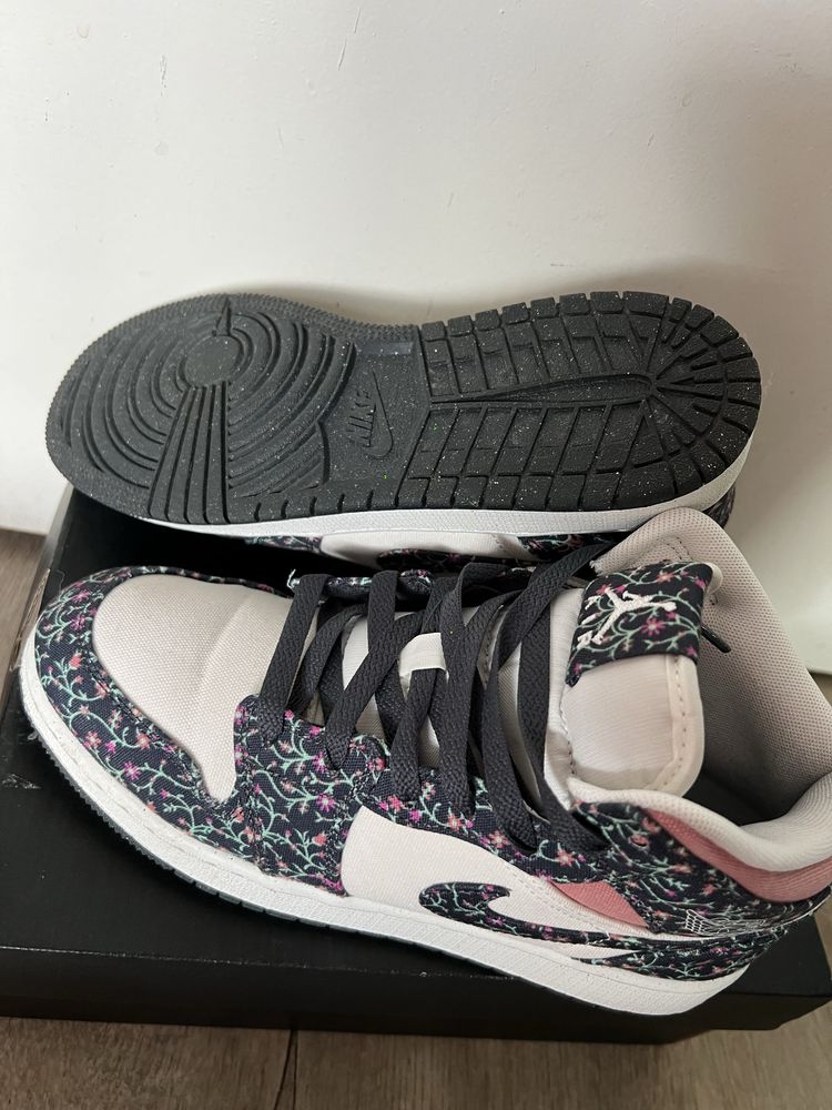 Продавам чисто нови Air Jordan 1 Mid SE Floral Canvas