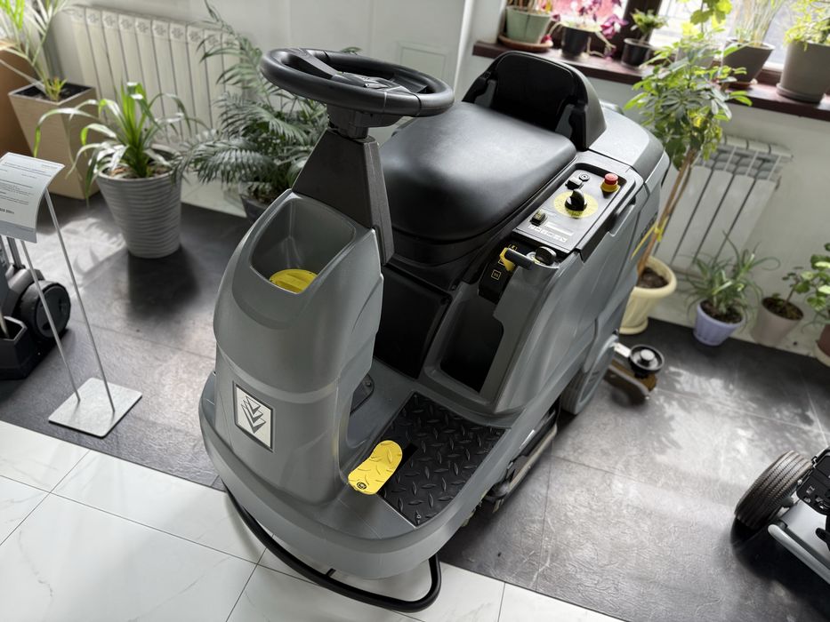 Поломоечная машинка для паркингов и других помещений. Karcher B90 R