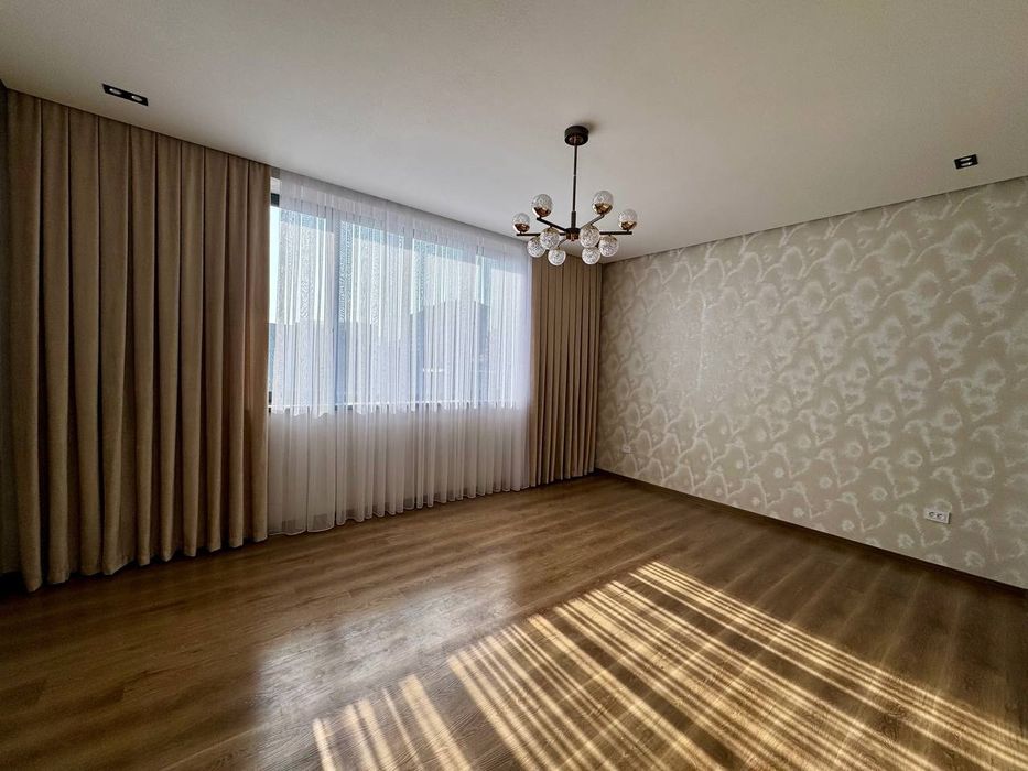 Дом 2х этажный новый построенный, 3 соток, 6 комнат, Лохутий