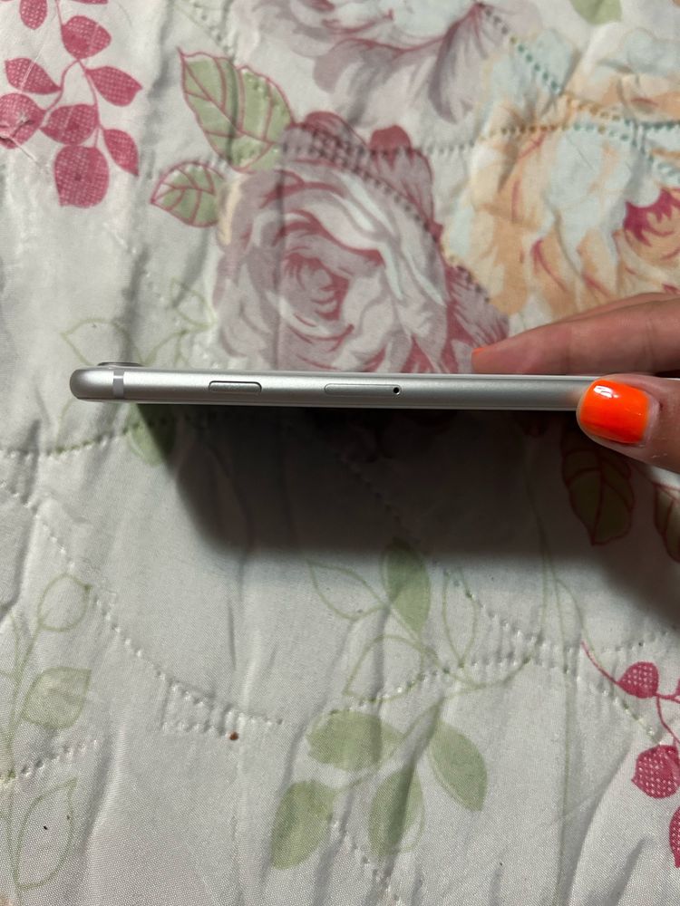IPhone 8 бял капацитет 78% 256Gb IOS 16.7.11 плюс 5 калъфа и протектон