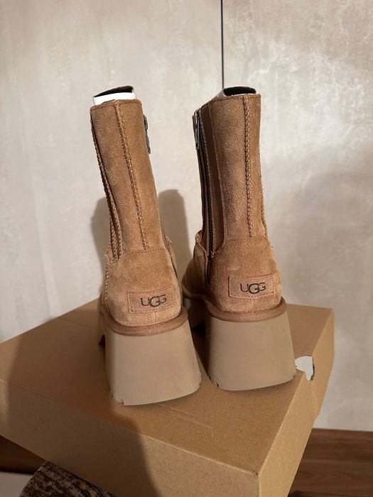 UGG Велурени ботуши до прасеца Classic Twin