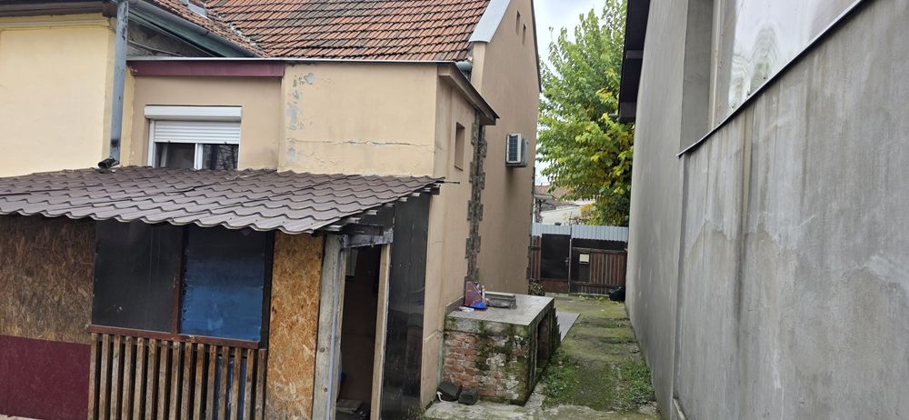 Vand casa o cam 30 m teren 100m