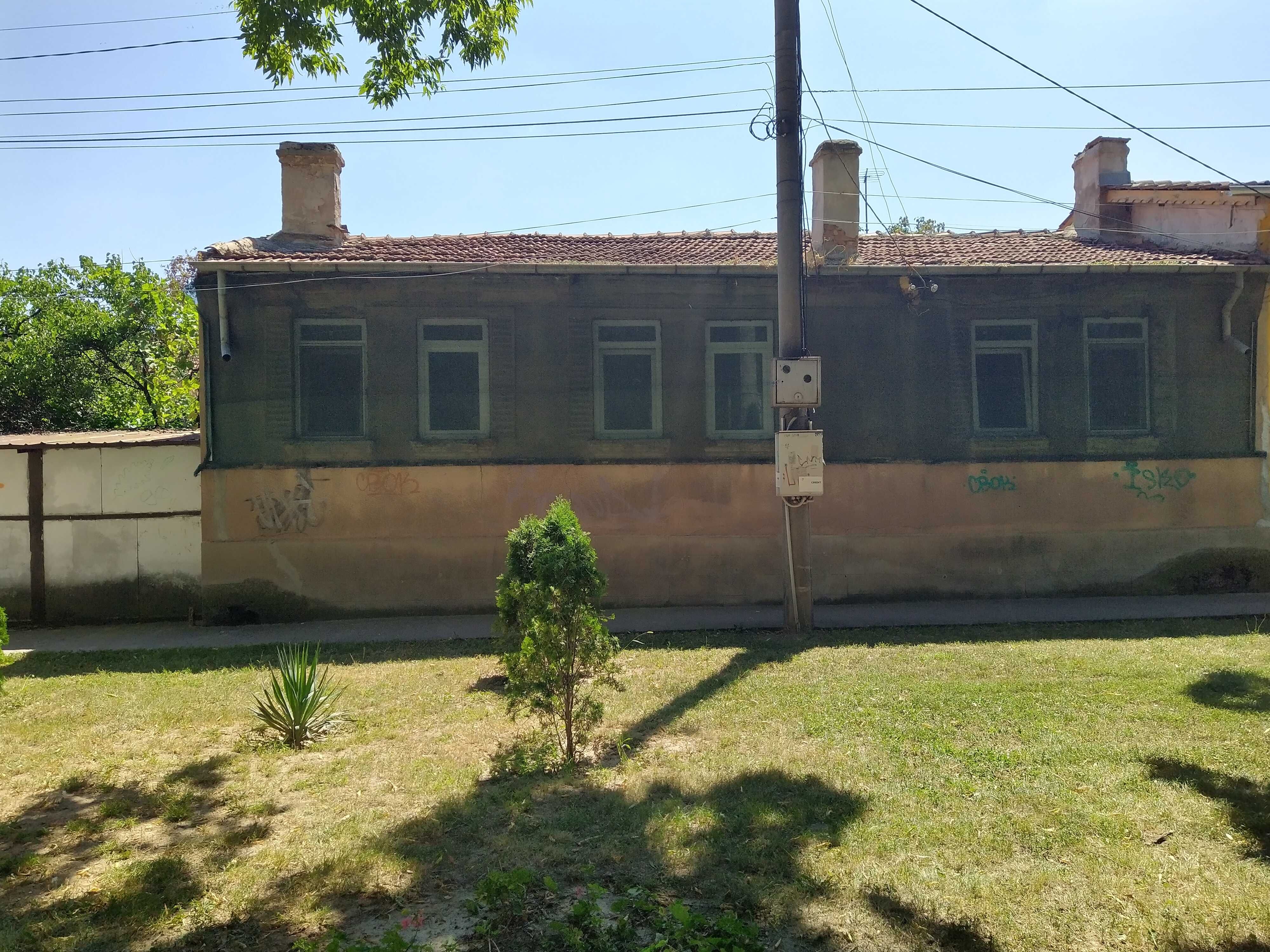 Продава уникален парцел в топ център със стара къща