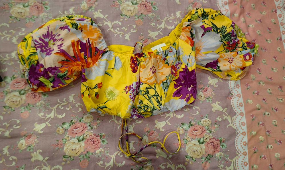 Продаётся летний топик ,открытая спина