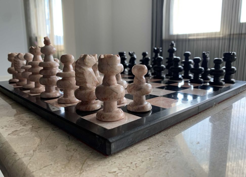 МРАМОРЕН ШАХ розови и черни фигури