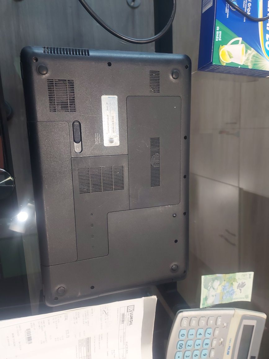 Laptop compaque  15"      i3  4 giga  ram
