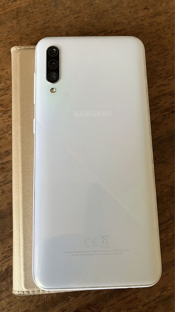 Samsung A30 е бял