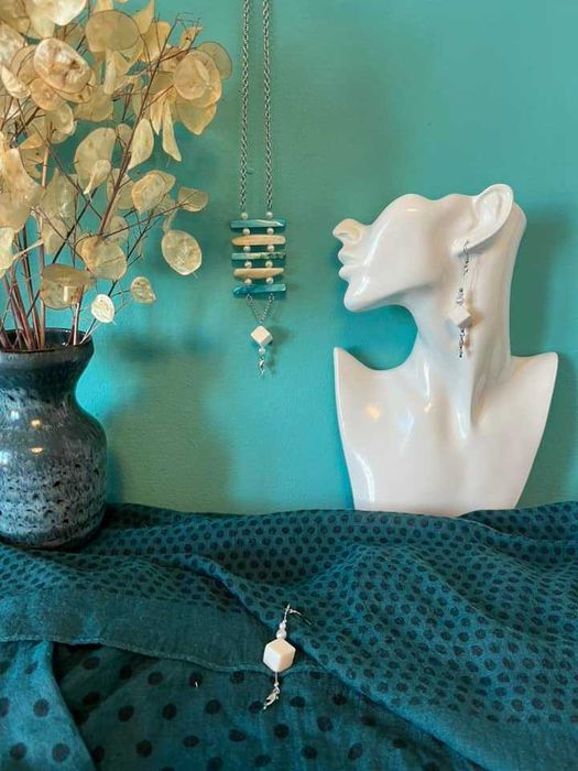 Комплект колие и обици в синьо и бяло с рибки модел 66