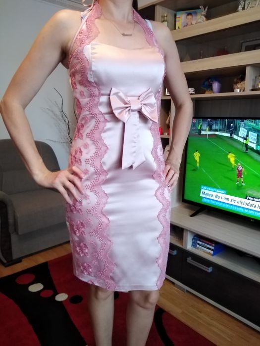 Rochie roz cu dantelă